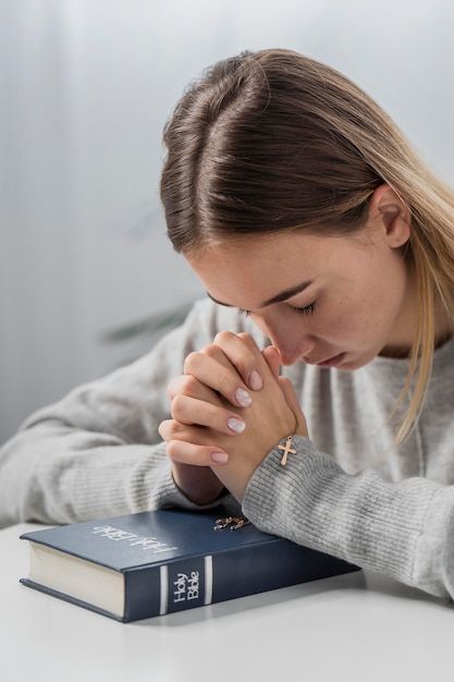 Woman Praying Aesthetic, Women Praying Images, Prayer Images Pictures, Woman Praying Images, Praying Photo, Praying Images, Prayerful Woman, Women Praying, Woman Praying