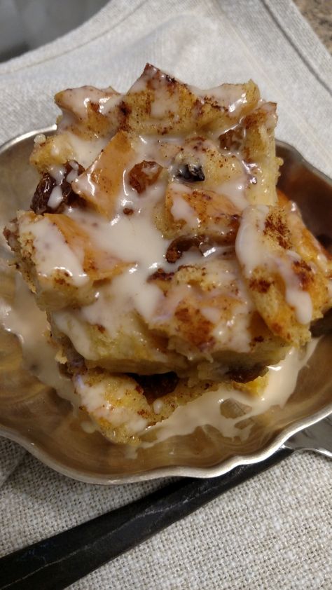 Recipes With Eggnog, Eggnog Bread Pudding, Bourbon Bread Pudding, Irish Desserts Traditional, Eggnog Bread, Raisin Bread Pudding, Best Bread Pudding Recipe, Bread Cinnamon, Cinnamon Raisin Bread