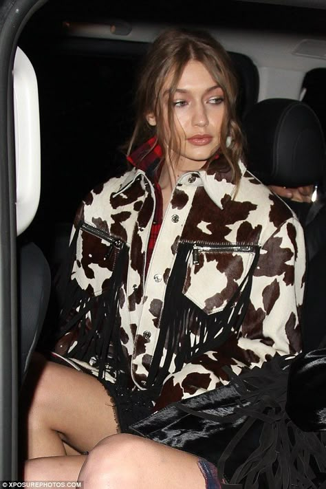 From the country: The blonde then made her look more unique by layering both a red checked shirt and a cow-print jacket on top - adding a country-Western feel to her glamorous look Red Checked Shirt, Gigi Hadid Style, Gigi And Bella, Hadid Sisters, Gigi Bella, Casual Chique, Hadid Style, A Cow, Print Trends