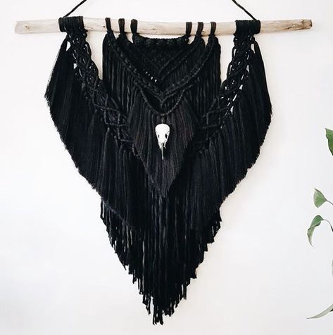 Black Macrame Wall Hanging, Art Macramé, Makramee Diy, Crow Skull, Macrame Tapestry, Black Macrame, Macrame Wall Hanging Patterns, Large Macrame Wall Hanging, Large Macrame