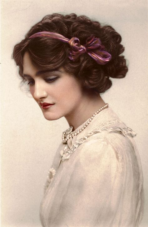 Lily Elsie, a popular English actress and singer during the Edwardian era – Color by Klimbim 1900's Makeup, Lily Elsie, Edwardian Hairstyles, Vintage Foto's, Portrait Vintage, Gibson Girl, Foto Tips, Victorian Women, Short Hairstyle