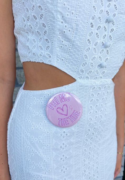 Sororities LOVE school spirit! Show your love with this fully customizable gameday necessity!  - Customizable sorority, school, and colors - Size: 3in Gameday Pins Sorority, Sorority Buttons Ideas, Gameday Buttons Sorority, Gameday Buttons, Sorority Buttons, Sorority Pins, Button Ideas, Love School, College Sorority