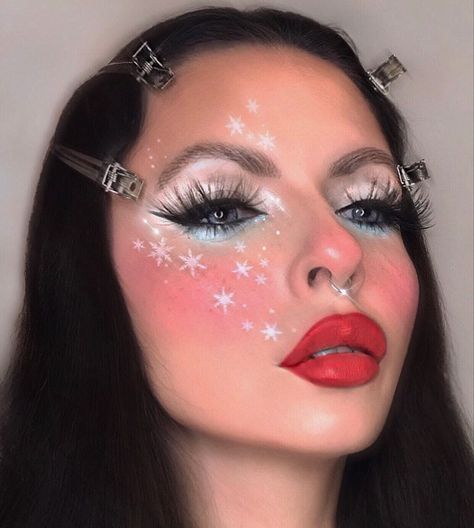 Snowflake Makeup Look, Holiday makeup Snowflake Eyeliner, Snowflake Makeup Looks, Snowflake Makeup, Christmas Content, Seasonal Makeup, Christmas Eye Makeup, White Goth, Christmas Attire, Holiday Makeup Looks