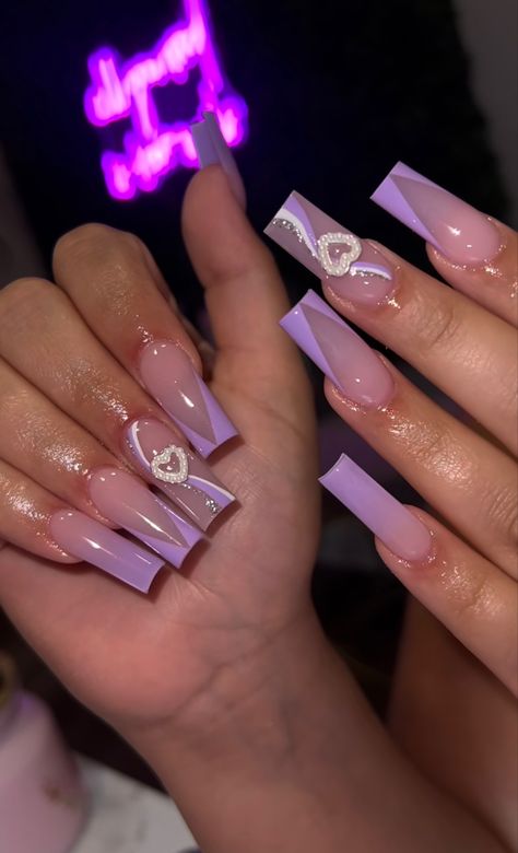 By @dulce.naildit Purple Birthday Nails Acrylic, Pink Purple Nail Designs, Lilac Purple Nails Acrylic, Purple Square Acrylic Nails, Purple Nail Inspo Acrylic, Graduation Nail Designs, 16 Nails, Purple Quince, Hoco Ideas