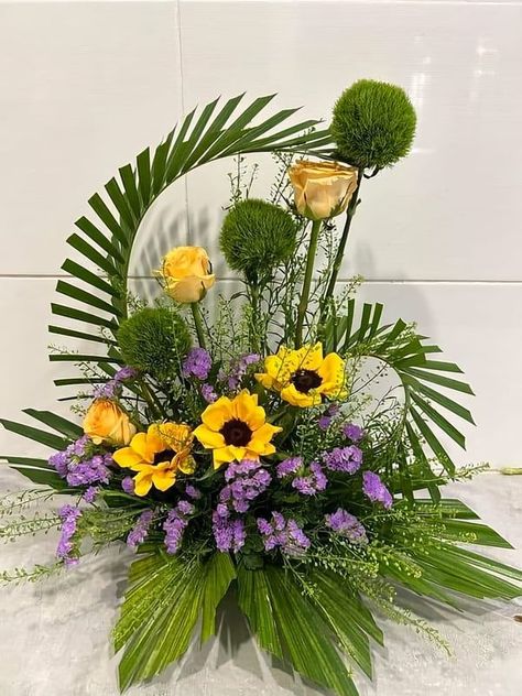 beautiful flower arrangement | beautiful 😘💐✨ | Facebook Modern Ikebana, Luxury Flower Arrangement, Alter Flowers, Flowers Ornaments, Floral Designs Arrangements, Modern Floral Arrangements, Tropical Floral Arrangements, Tropical Flower Arrangements, Rose Flower Arrangements