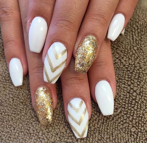 Fall Nails White And Gold, Shellac Almond Nails Designs, Short White Nails With Gold Design, White Nails With Gold And Silver Design, Short White And Gold Nails Simple, White Silver And Gold Nails, White And Gold Nails Acrylic Short, White Gold And Silver Nails, Short Nail Designs White And Gold