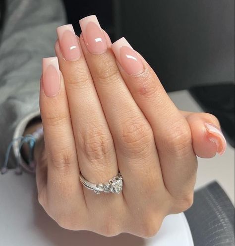 Small Simple Acrylic Nails, Classy Manicure Short Nails, Simple Acrylic Nails French Tip Color, Nails Aethestic, American Tip Nails Acrylic, French Tip And Solid Nails, Nails Small Square, Nude Pink French Tip Nails, French Tip Nude Nails