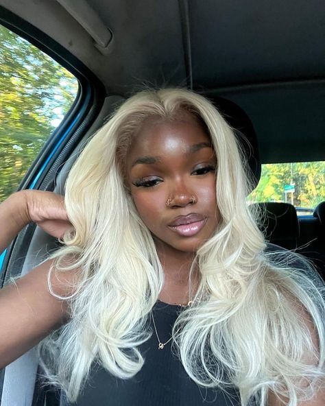 Wig Colours For Dark Skin, Blonde Hair Black Women Dark Skin, Platinum Blonde Hair Black Women, Brown Skin Blonde Hair, Dark Skin Blonde Hair, Aesthetic Hairstyles, Peekaboo Hair, Blonde Hair Color Ideas, Birthday Hair