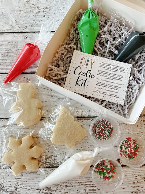 Bakery Christmas Gift Box Ideas, Christmas Cookie Kits Diy, Diy Christmas Cookie Kit, Christmas Diy Cookie Kit, Christmas Treat Packaging Ideas, Christmas Cookie Kits For Kids, Diy Christmas Cookie Decorating Kit, Cookie Decorating Kits For Kids, Christmas Bake Sale Ideas Fundraiser