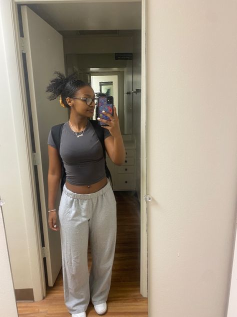 Comfy Grey Sweatpants Outfit, Cute Outfits Grey Sweatpants, Loose Grey Sweatpants Outfit, Outfits W Grey Sweatpants, Light Grey Shorts Outfit, Sweatpants Outfit College, Gray Baggy Sweatpants Outfit, Outfits With Flared Sweatpants, Outfits With Light Grey Sweatpants