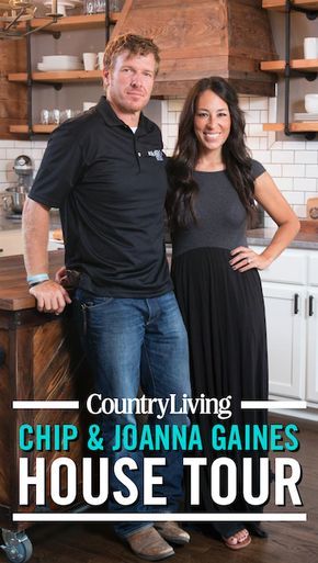 If you love Chip and Joanna Gaines as much as we do, seeing glimpses of their stunning farmhouse on HGTV's Fixer Upper, has most likely left you wanting more. Take a peek into their Victorian home, which sits on 40 acres in Waco, Texas. Chip And Joanna Gaines Farmhouse, Chip And Joanna Gaines House, Joanna Gaines House Tour, Joanna Gaines Shiplap, Joanna Gaines Style Decorating, Magnolia Farms Fixer Upper, Joanna Gaines House, Joanne Gaines, Fixer Upper Joanna