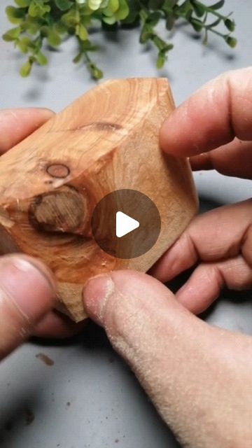 Dremel Wood Carving For Beginners, Chainsaw Carving Ideas, Wood Carving Ideas Beginner, Wood Carving Patterns Free, Wood Sculpture Ideas, Ornamental Wood Carving, Wood Gift Ideas, Sculpture Dremel, Dremel Art