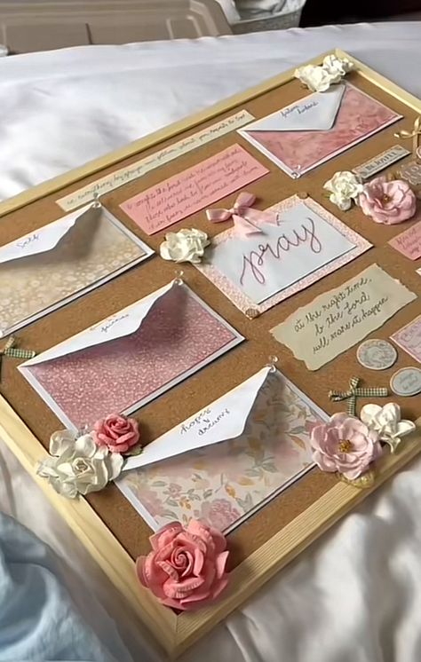 Prayer Bored Ideas Aesthetic, Prayer Board Inspo Aesthetic, Prayer Board Ideas Pink, Bible Vision Board Ideas, Bible Decorating Ideas, Girly Craft Room, Pink Prayer Board, Prayer Boards With Friends, Prayer Border Ideas