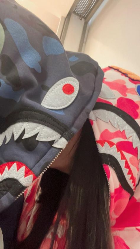 mi chico y yo usando la bape shark:') Bape Hoodie Couple Pics, Shark Couple, Swag Couples, Bape Shark, Hands Photos, Friend Pictures Poses, Girls Mirror, Cute Couple Outfits