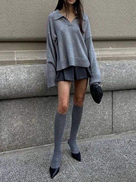 Short Pleated Skirt Outfit, Pleated Skirt Outfit Short, Grey Mini Skirt Outfit, Knee Socks Outfits, Gray Skirt Outfit, Pleated Mini Skirt Outfit, Knee High Socks Outfit, Pleated Skirt Outfits, High Socks Outfits