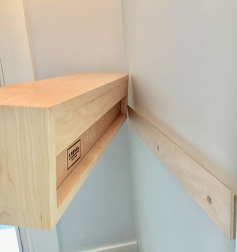 Entryway Organizer / Floating Shelf With Magnetic Key Hooks in - Etsy Modern Floating Nightstand, Shelf Entryway, Modern Floating Shelves, Entryway Organizer, Entryway Mudroom, Portland Me, Cat Furniture Diy, Floating Shelves Diy, Entryway Organization