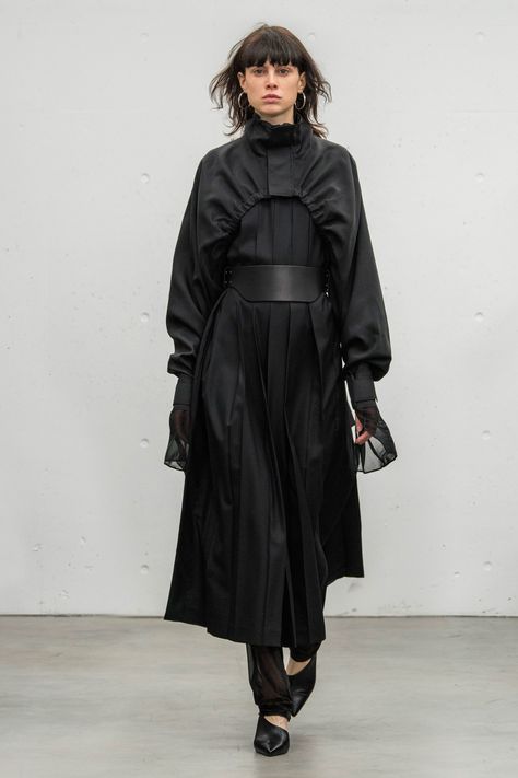 Neo Fashion, Black Outfit Ideas, Minimalism Fashion, Avant-garde Baggy Wide Leg Bottoms, Tokyo Style, Techwear Wide-leg Pants, Solid Wide-leg Techwear Parachute Pants, Avant-garde Black Baggy Pants, Black Oversized Avant-garde Outerwear