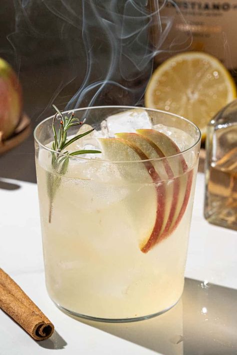 Smoked Reposado Tequila and Rosemary Apple Smash Fall Cocktail. Learn how to infuse rich, smoky flavors into this cozy fall cocktail. Tequila Smash, Cinnamon Cocktail, Rosemary Cocktail, Cocktail Party Drinks, Smoked Cocktails, Tequila Recipe, Apple Cocktail, Fall Cocktails Recipes, Cinnamon Syrup