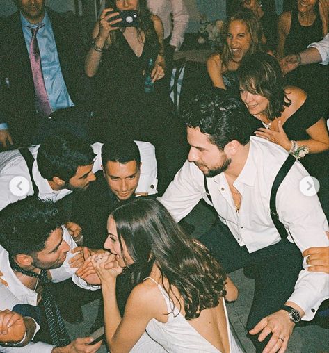 Wedding Reception Photo Ideas, Bar Wedding Photos, Fun Wedding Party Photos, Funny Groomsmen Photos, Drunk Wedding, Engagement Party Photo Ideas, Fun Bridal Party Photos, Documentary Wedding Photos, Wedding Reception Photography