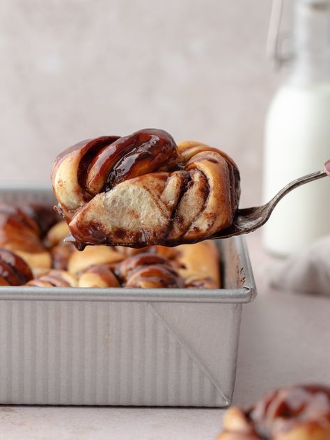 Nutella Brioche Knots : Short Stack Kitchen Brioche Nutella, Nutella Cinnamon Rolls, Nutella Ganache, Strawberry Cinnamon Rolls, Cinnamon Simple Syrup, Babka Recipe, Sweet Roll Recipe, Homemade Nutella, Hazelnut Spread