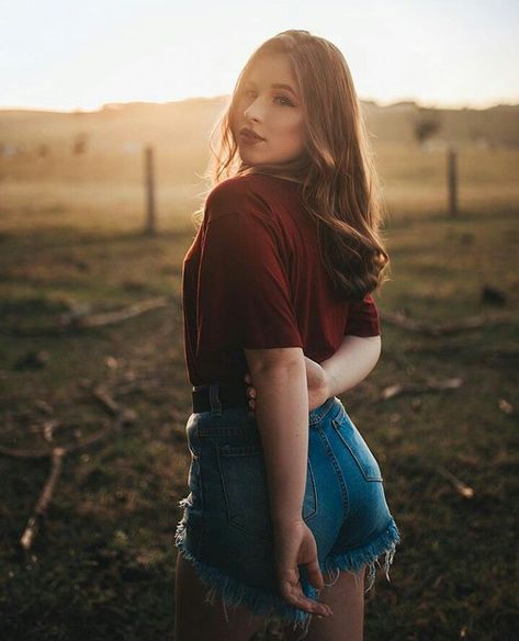 How To Pose Outdoors, Shorts Outfits Women Poses, Outdoor Poses For Women Portrait Photography, Outdoor Photo Ideas For Women, Outdoor Model Shoot Poses, Ladies Poses Photography, Poses For Park Photoshoot, Posing Ideas For Women Standing, Outdoor Photoshoot Poses For Women