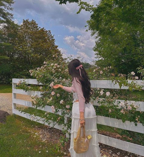 Coquette X Cottagecore, Country Side Aesthetic Girl, Cottagecore Spring Aesthetic, Country Coquette Aesthetic, Coquette Country Aesthetic, Valley Girl Aesthetic, Crocette Aesthetic, Cottagecore Summer Aesthetic, Cottagecore Girl Aesthetic