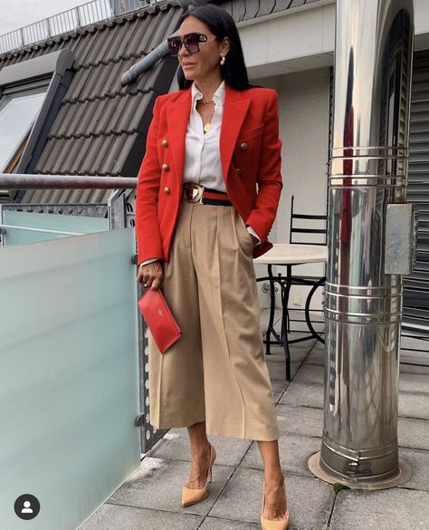 Red Blazer Outfit Casual, Red Trousers Outfit, Outfit Pantalon Rojo, Red Blazer Outfit, Office Capsule, Red Pants Outfit, Outfit Elegantes, Red Striped Shirt, Blazer Outfits For Women