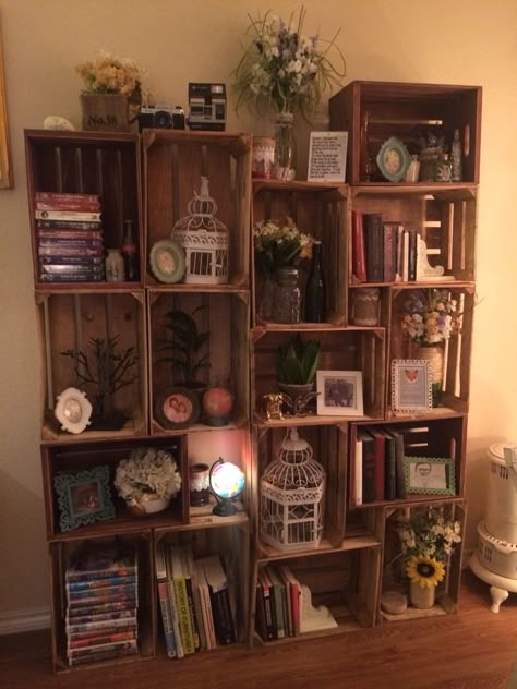 Stacked crate shelf DIY Wood Crate Shelf, Diy Milk Crate Shelves, Crate Shelf Diy, Crate Shelf Ideas, Crate Bookshelf Diy, Milk Crate Shelf, Milk Crate Bookshelf, Bookshelf Crates, Diy Crate Shelf