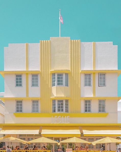 Wes Anderson on Instagram: “#wesandersonplanet . 📷 @mijookim_studio . 🌍 Leslie Hotel, Miami Beach, Florida, USA . 📃 Built in 1937 Leslie Hotel is an intimate 35-room…” Art Deco Facade, Miami Architecture, Beach Art Deco, Miami Art Deco, Streamline Moderne, Art Deco Architecture, Modern Art Deco, Art Deco Interior, Beautiful Architecture