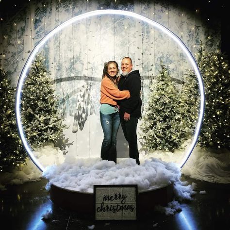 Work Christmas Party Photo Booth, Christmas Snow Globe Photo Booth, Winter Photo Op Ideas, Christmas Decor Malls, Christmas Photo Spot Ideas, Winter Booth Ideas, Christmas Booth Decor, Snowglobe Backdrop, Christmas Photobooth Idea