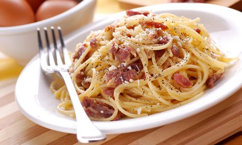 Massa à carbonara | Receitas | Pingo Doce Traditional Carbonara Recipe, Carbonara Recept, Pasta A La Carbonara, Pancetta Recipes, Giada Recipes, Pasta Alla Carbonara, Pasta Italiana, Diner Recept, Pasta Carbonara