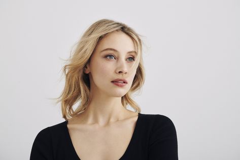 Dracula Untold, Sarah Gadon, Actress Wallpaper, Emma Thompson, Portrait Paintings, Canadian Actresses, Black Families, Studio Portraits, Dracula