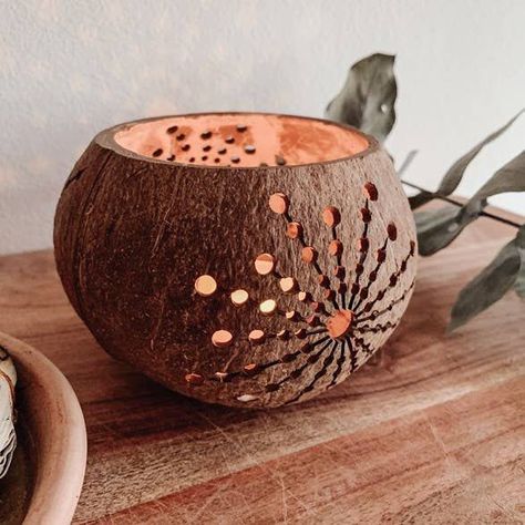 Coconut Ideas, Coconut Shell Art, Coconut Shell Candle, Lilin Aroma, Shell Candle Holder, Coconut Shell Crafts, Coconut Candle, Coconut Shells, Shell Candles