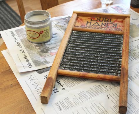 Shabby Chic Upcycle Of A Garage Sale Washboard | Organized Clutter Glass Washboard Decor Ideas, Wash Boards Decor Ideas, Washboard Decor Ideas, Washboard Crafts, Washboard Decor, Glass Washboard, Old Washboards, Annie Sloan French Linen, Vase Project