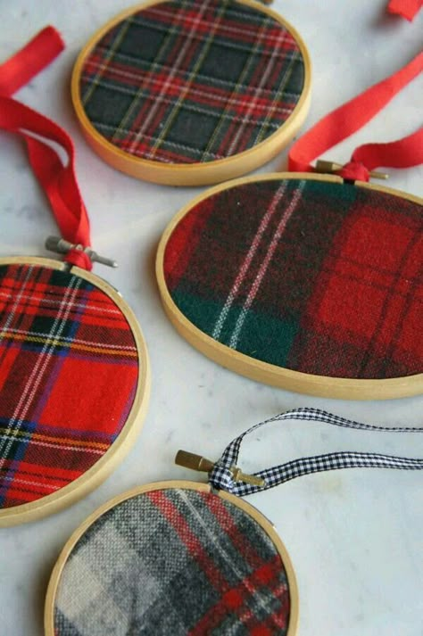 Wool plaid & embroidery hoops combined for ornaments. Plaid Christmas Ornaments, Scottish Cottage, Plaid Ornaments, Easy Christmas Ornaments, Plaid Christmas Decor, Tartan Christmas, Navidad Diy, Fabric Christmas Ornaments, 자수 디자인