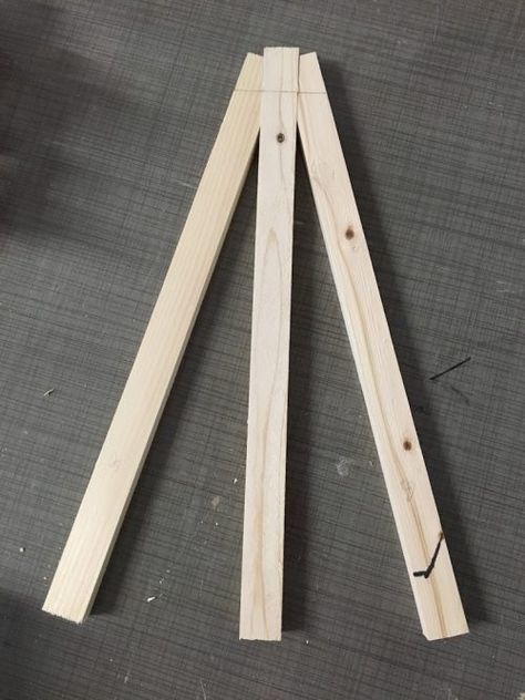 Small Easel Stand, How To Make Easel Stand, Tabletop Easel Diy, Diy Canvas Stand, Photo Stand Diy, Diy Art Easels, Diy Wooden Easel, Diy Easel Tabletop, Diy Table Top Easel