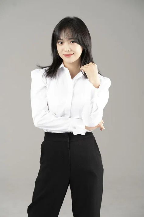 Corporate Headshot Poses, Business Portraits Woman, Professional Profile Pictures, Kim Se Jeong, Korean Photoshoot, Professional Headshots Women, Business Dress Women, Business Portrait Photography, Pose Model