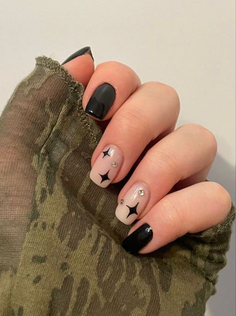 Black Aesthetic Nails Short, Short Black Nails Almond Shape, Punk Acrylic Nails Short, Grunge Nails Short Almond, Black Nails Rock Style, Short Square Nails Design Ideas Black, Grunge Nails Acrylic 90s Short, Short Nails Ideas Grunge, Nail Inspo Y2k Short