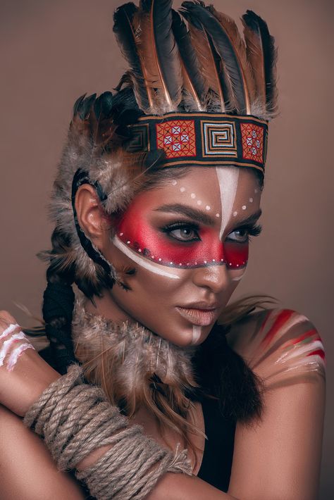 American Indian Makeup Halloween, Face Painting Photography, Red Indian Makeup, Feather Makeup Look, Indian Halloween Makeup, Native Indian Makeup, Halloween Indian Makeup, Native American Makeup Women, Native Face Paint