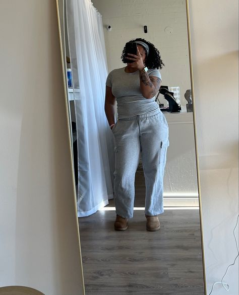 Grey tracksuit, t shirt, cargo tna joggers, ultra mini uggs, headband, curly hair style Cozy Work Outfit, Grey Joggers Outfit, Ultra Mini Uggs, Mini Uggs, Curly Hair Style, Grey Tracksuit, Ugg Mini, Joggers Outfit, Uggs Outfit