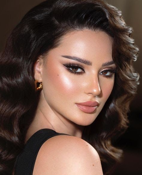 Lipstick For Black Dress, Dark Elegant Eye Makeup, Makeup Looks For Black Dresses, Prom Night Makeup Looks, Long Black Dress Makeup, Black Wedding Dress Makeup, Black Dress Gold Earrings, Elegent Make Up Look Classy, Makeup For Black Dress Wedding