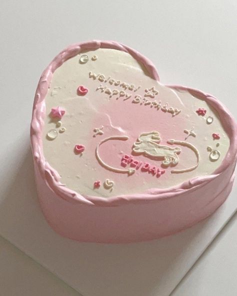 Pink Cake Aesthetic, Cake Inspo Birthday, Korean Cakes, Heart Birthday Cake, Korean Cake, Pink Birthday Cakes, Mini Cakes Birthday, Cute Baking, Creative Birthday Cakes