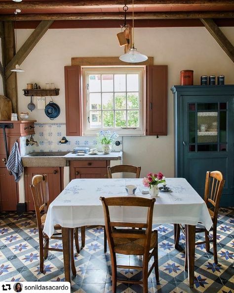 1930 Farmhouse, Country Kitchen Flooring, Cottage Images, Casa Cook, Period Living, Casa Country, Casa Vintage, Cottage Kitchens, Kitchen Floor Tile