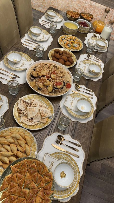 Arabic Table Setting, Ramadan Dining Table Decor, Ramzan Ideas, Ramadan Dinner Table, Fancy Dinner Table, Ramzan Food, Lunch Table Settings, Eid Table, Ramadan Table Decor