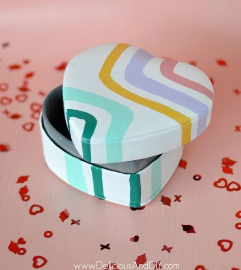 Heart Shape Box Ideas, Heart Box Painting Ideas, Wood Jewelry Box Painting Ideas, Painted Box Ideas Simple, Reading Diy, Diy Birthday Gifts For Friends, Painted Wooden Boxes, Valentine Day Boxes, Hand Painted Mugs