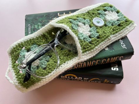 Granny Square Sunglasses Case, Crochet Granny Square Pencil Case, Granny Square Pencil Case, Small Green Crochet Projects, Granny Square Accessories, Glasses Case Crochet, Crochet Glasses, Granny Square Gifts, Things To Do With Granny Squares