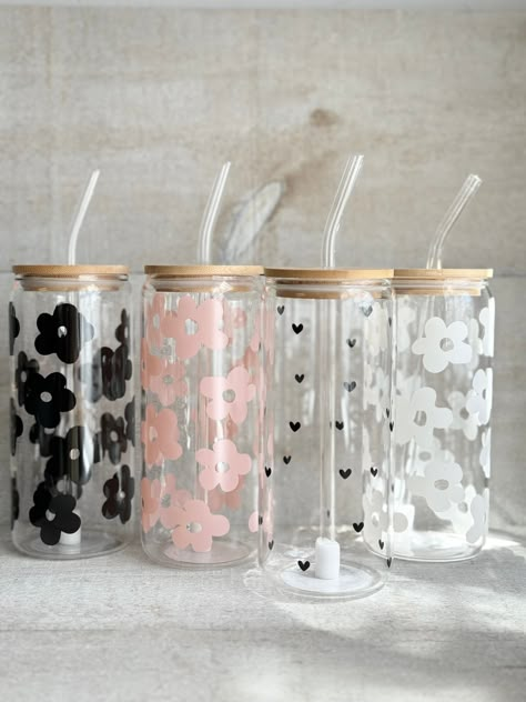 Cups Decoration Ideas, Glass Tumbler Aesthetic, Tumbler Aesthetic, Cute Mug Designs Ideas, Cups With Straws, Tumblr Cup Designs Vinyl, Aesthetic Things For Room, Aesthetic Drinking Glasses, Glass Water Bottle Aesthetic