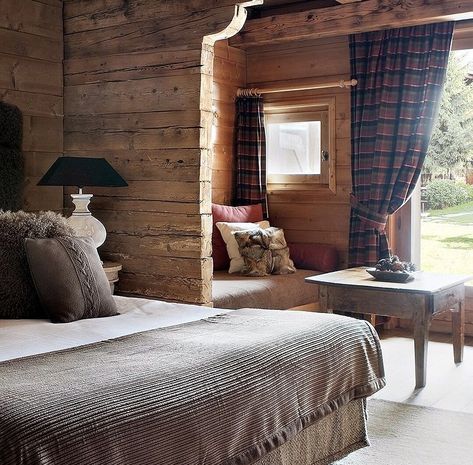 Ski Lodge Bedroom, Ski Lodge Living Room, Cozy Chic Bedroom, Lodge Bedroom, Mountain House Ideas, Ski Lodge Decor, Lodge Design, Rustic Bedroom Design, Ski Condo