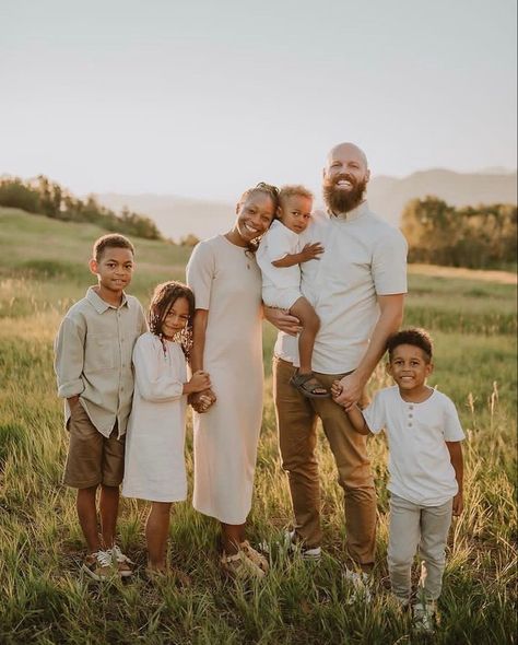 Mixed Family Photoshoot, Mixed Family Goals, Interracial Family Photos, Biracial Family, Black Family Photoshoot, Mixed Family, Family Christmas Pictures Outfits, Portraits Poses, Christmas Pictures Outfits