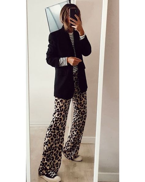 Print Jeans Outfit, Leopard Pants Outfit, Printed Pants Outfits, Leopard Print Outfits, Winter Pants Outfit, Looks Jeans, Animal Print Pants, Animal Print Outfits, Leopard Print Pants